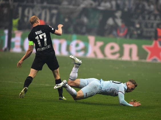 Sebastian Rode vs Jarrod Bowen front crashes photographed on 05 5 2022 in Frankfurt at the soccer Euopa League Pikal match Eintracht Frankfurt vs West Ham United DFL DFB REGULATES PROHIBIT ANY USE OF PHOTOGRAPHS as IMAGE SEQUENCES and or QUASI VIDEO