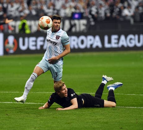 Foul by Cresswell on Jens Pettr Hauge leading to red card for Cresswell photographed on 05 5 2022 in Frankfurt at the soccer Euopa League Pikal match Eintracht Frankfurt vs West Ham United DFL DFB REGULATIONS PROHIBIT ANY USE OF PHOTOGRAPHS as IMAGE SEQUENCES and or QUASI VIDEO