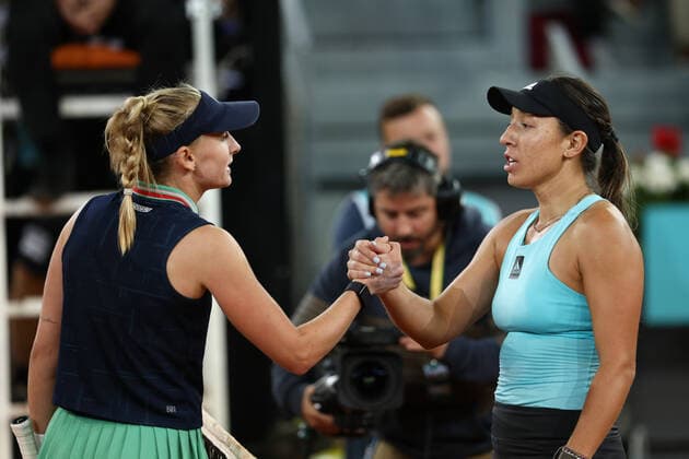 May 6, 2022, MADRID, MADRID, SPAIN: Jessica Pegula of United States saludates to Jil Teichmann of Switzerland after winning during the Mutua Madrid Open 2022 celebrated at La Caja Magica on May 05, 2022, in Madrid, Spain. MADRID SPAIN - ZUMAa181 20220506_zaa_a181_066 Copyright: xOscarxJ.xBarrosox