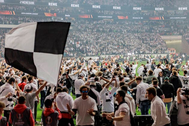 UEFA Europa League, Eintracht Frankfurt vs West Ham United, Deutsche Bank Park, Frankfurt, 05 05 2022 Even more Eintracht fans on the pitch, Eintracht Frankfurt vs West Ham United, Frankfurt, Deutsche Bank Park, 5 5 2022 Copyright: xBEAUTIFULxSPORTS Gawlikx