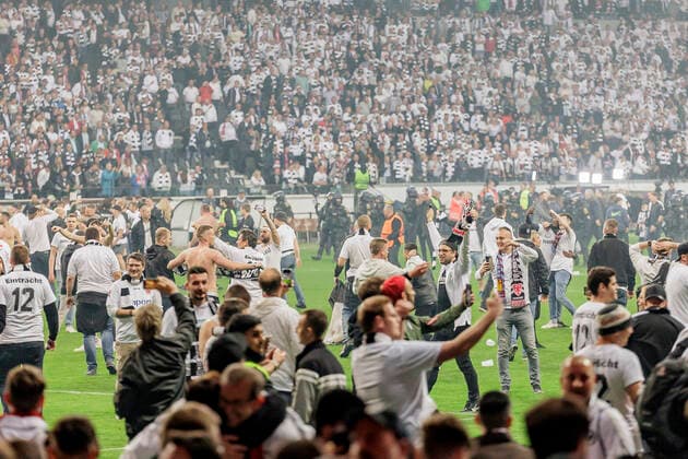 UEFA Europa League, Eintracht Frankfurt vs West Ham United, Deutsche Bank Park, Frankfurt, 05 05 2022 Fans on the pitch in celebration mood, Eintracht Frankfurt vs West Ham United, Frankfurt, Deutsche Bank Park, 5 5 2022 Copyright: xBEAUTIFULxSPORTS Gawlikx
