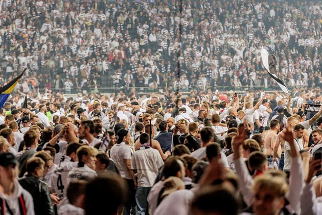 UEFA Europa League, Eintracht Frankfurt vs West Ham United, Deutsche Bank Park, Frankfurt, 05 05 2022 Many Eintracht fans on the pitch, Eintracht Frankfurt vs West Ham United, Frankfurt, Deutsche Bank Park, 5 5 2022 Copyright: xBEAUTIFULxSPORTS Gawlikx