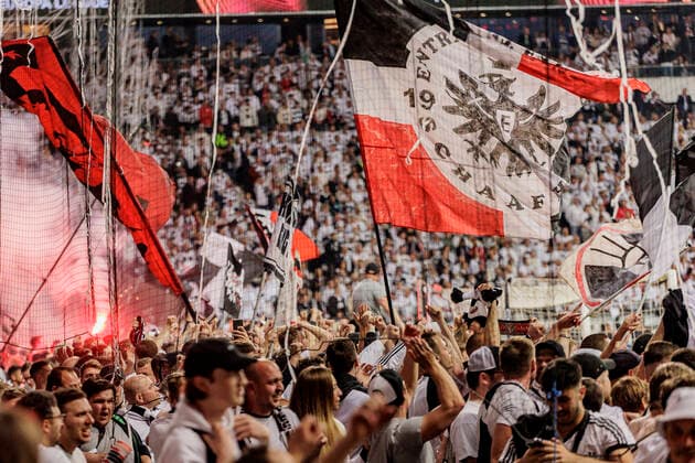 UEFA Europa League, Eintracht Frankfurt vs West Ham United, Deutsche Bank Park, Frankfurt, 05 05 2022 Many Eintracht fans are waiting for the storm of the pitch, Eintracht Frankfurt vs West Ham United, Frankfurt, Deutsche Bank Park, 5 5 2022 Copyright: xBEAUTIFULxSPORTS Gawlikx