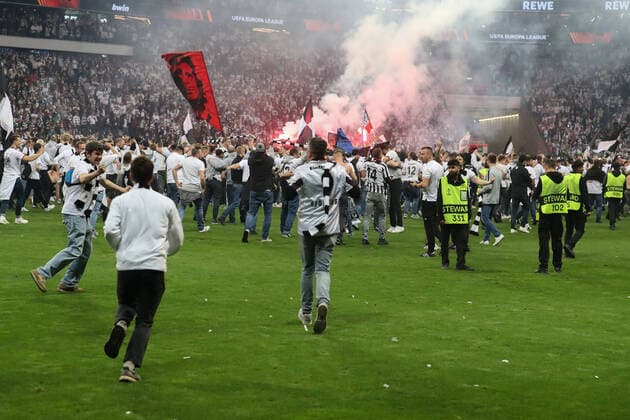 Soccer Europa League semifinal Eintracht Frankfurt West Ham United on 05 05 2022 at Deutsche Bank Park in Frankfurt Platzsturm of Eintracht fans, here the entry into the final is celebrated on the field UR