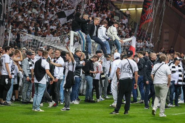 Soccer Europa League semifinal Eintracht Frankfurt West Ham United on 05 05 2022 at Deutsche Bank Park in Frankfurt Platzsturm of Eintracht fans, here fans sit on the goal UR