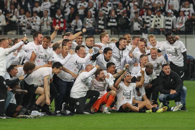 Soccer Europa League semifinal Eintracht Frankfurt West Ham United on 05 05 2022 at Deutsche Bank Park in Frankfurt winner photo of the team of Eintracht Frankfurt, including Timothy Chandler Frankfurt 22 , Daichi Kamada Frankfurt 15 , Aymen Barkok Frankfurt 27 , Rafael Santos Borre Frankfurt 19 , Jens Petter Hauge Frankfurt 23 , Makoto Hasebe Frankfurt 20 , goalkeeper Kevin Trapp Frankfurt 1 , Ansgar Knauff Frankfurt 36 , Goncalo Paciencia Frankfurt 39 , Jesper Lindström Lindstroem Lindstrom Frankfurt 29 , Djibril Sow Frankfurt 8 , Ragnar Ache Frankfurt 21 , Sebastian Rode Frankfurt 17 , Martin Hinteregger Frankfurt 13 and Danny da Costa Frankfurt 24 UR