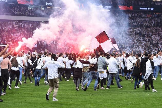 Soccer Europa League semifinal Eintracht Frankfurt West Ham United on 05 05 2022 at Deutsche Bank Park in Frankfurt Platzsturm Fanblock Fans Frankfurt run on the grass after the final whistle and rejoice over the victory and the entry into the Europa League final in Seville xHDx