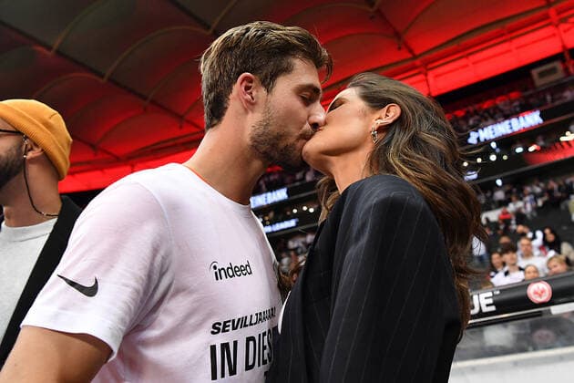 Soccer Europa League semifinal Eintracht Frankfurt West Ham United on 05 05 2022 at Deutsche Bank Park in Frankfurt Kevin Trapp Frankfurt , left Izabel Goulart, right Kiss xHDx