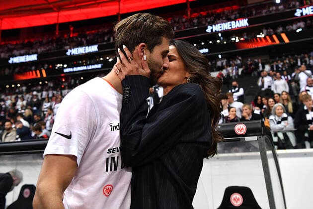 Soccer Europa League semifinal Eintracht Frankfurt West Ham United on 05 05 2022 at Deutsche Bank Park in Frankfurt Kevin Trapp Frankfurt , left Izabel Goulart, right Kiss xHDx