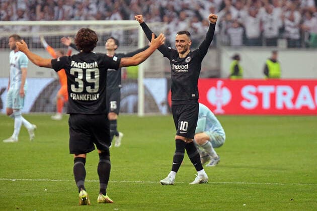 05 05 2022, xovx, soccer UEFA Europa League, semifinals, Eintracht Frankfurt West Ham United v l Goncalo Paciencia Eintracht Frankfurt and Filip Kostic Eintracht Frankfurt celebrate victory against West Ham United and reach the final of the Europ League emspor Frankfurt.
