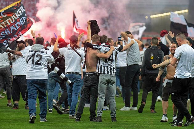 05 05 2022, xovx, soccer UEFA Europa League, semifinals, Eintracht Frankfurt West Ham United After the final whistle, Eintracht Frankfurt fans storm the pitch at Deutsche Bank Park to celebrate reaching the final of the Europa League emspor Frankfurt
