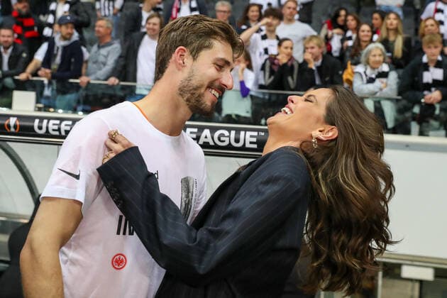 Soccer Europa League semifinal Eintracht Frankfurt West Ham United on 05 05 2022 at Deutsche Bank Park in Frankfurt model Izabel Goulart and goalkeeper Kevin Trapp Frankfurt 1 kissing UR