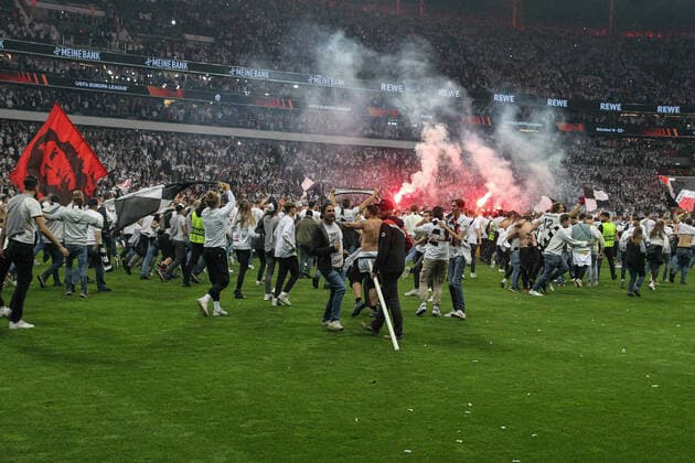 Soccer Europa League semifinal Eintracht Frankfurt West Ham United on 05 05 2022 at Deutsche Bank Park in Frankfurt Platzsturm of Eintracht fans, here the entry into the final is celebrated on the field UR