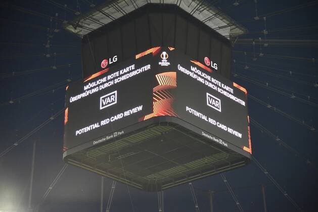 05 05 2022Frankfurt am Main, Deutsche Bank Park Football, UEFA Europa League semifinal Eintracht Frankfurt West Ham United The VAR checks if there is a red card display on the video cube emspor, DFL regulations prohibit any use of photographs as image sequences and or quasi video