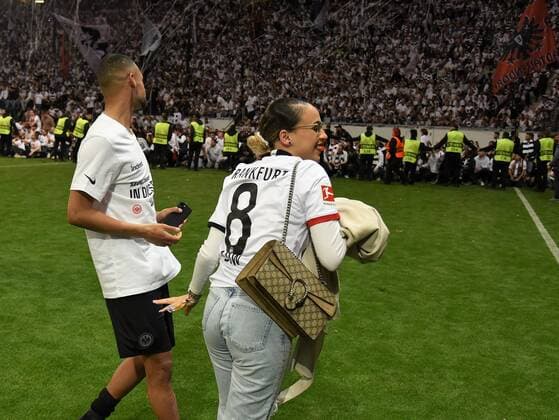 05 05 2022Frankfurt am Main, Deutsche Bank Park football, UEFA Europa League semifinals Eintracht Frankfurt West Ham United congratulations from his life partner emspor, DFL regulations prohibit any use of photographs as image sequences and or quasi video