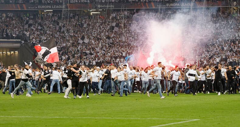 05 05 2022, football, Europa League, semi-final, Eintracht Frankfurt West Ham United, GER, Frankfurt am Main, Deutsche Bank Park picture v li The fans storm onto the pitch after the match, pitch storming Copyright: HMBxMedia xHeikoxBecker