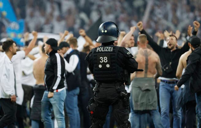 05 05 2022, football, Europa League, semi-final, Eintracht Frankfurt West Ham United, GER, Frankfurt am Main, Deutsche Bank Park picture v li The fans storm the pitch after the match, pitch disturbance, police officers secure the pitch Copyright: HMBxMedia xHeikoxBecker