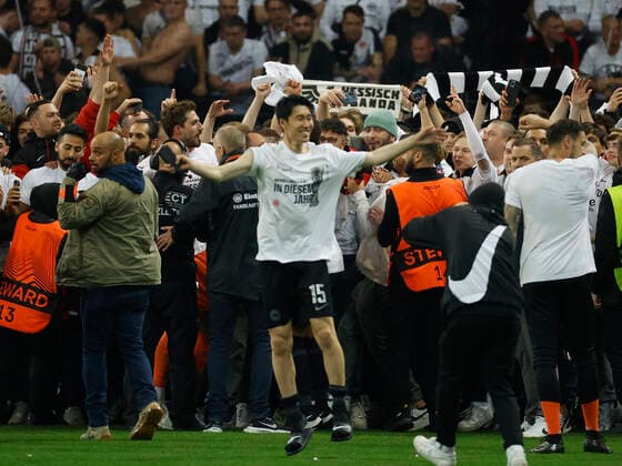 05 05 2022, football, Europa League, semi-final, Eintracht Frankfurt West Ham United, GER, Frankfurt am Main, Deutsche Bank Park picture v li Daichi Kamada Eintracht Frankfurt celebrates with the fans Copyright: HMBxMedia xHeikoxBecker