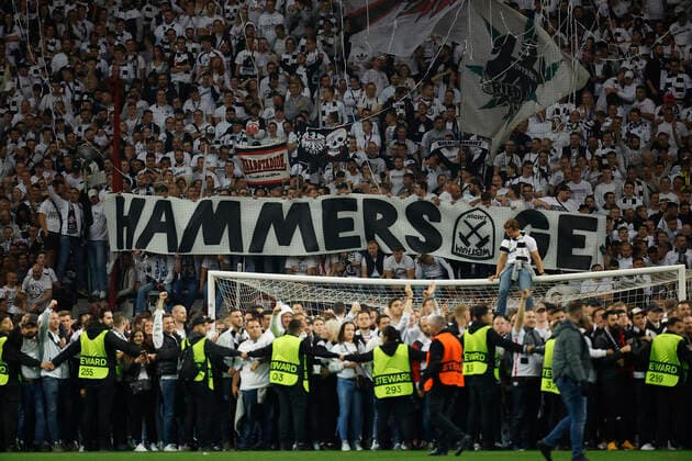 05 05 2022, football, Europa League, semifinals, Eintracht Frankfurt West Ham United, GER, Frankfurt am Main, Deutsche Bank Park picture v li The fans storm the pitch after the game, pitch storm, banner, poster, fans, Hammers packed Copyright: HMBxMedia xHeikoxBecker
