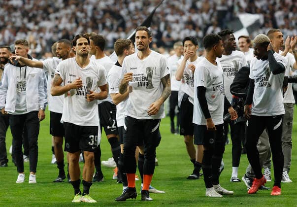 05 05 2022, football, Europa League, semi-final, Eintracht Frankfurt West Ham United, GER, Frankfurt am Main, Deutsche Bank Park picture v li The team thanks the fans, Goncalo Paciencia Eintracht Frankfurt , goalkeeper Jens Grahl Eintracht Frankfurt , Ansgar Knauff Eintracht Frankfurt and Ragnar Ache Eintracht Frankfurt Copyright: HMBxMedia xHeikoxBecker