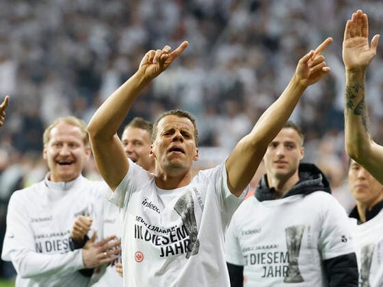 05 05 2022, football, Europa League, semi-final, Eintracht Frankfurt West Ham United, GER, Frankfurt am Main, Deutsche Bank Park picture v li Timothy Chandler Eintracht Frankfurt celebrates with the fans Copyright: HMBxMedia xHeikoxBecker