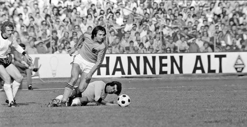 17.05.75 Deutschland - Niederlande Deutschland, Frankfurt, 17.05.1975, FIFA, Länderspiel, DFB Deutschland - Niederlande (1:1): v.l. Manfred Ritschel (Deutschland), Willy van der Kuijlen (Niederlande), Bernd Cullmann (Deutschland). *** 17 05 75 Germany Netherlands Germany, Frankfurt, 17 05 1975, FIFA, international match, DFB Germany Netherlands 1 1 v l Manfred Ritschel Germany , Willy van der Kuijlen Netherlands , Bernd Cullmann Germany