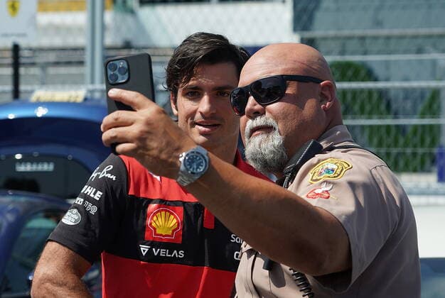 FORMULA 1 CRYPTO COM MIAMI GRAND PRIX 06 05 2022, Miami International Autodrome, Miami, FORMULA 1 CRYPTO COM MIAMI GRAND PRIX ,in the picture Carlos Sainz Jr ESP , Scuderia Ferrari with a policeman nordphotoxGmbHx xBratic nph00250