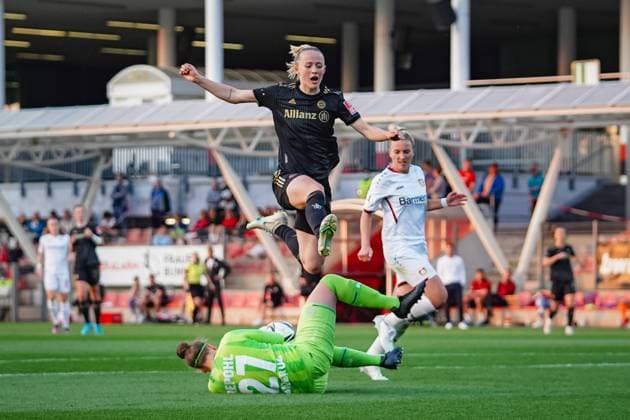 Sport Themen der Woche KW18 Leverkusen, Germany, Mai 06th 2022: Goalkeeper Friederike Repohl (27 Leverkusen) saves the ball prior to Lea Schueller (11 Munich) during the Flyeralarm Frauen-Bundesliga 2021 2022 match between Bayer 04 Leverkusen and FC Bayern Munich at the Ulrich-Haberland-Stadium in Leverkusen, Germany. Norina Toenges Sports Press Photo Flyeralarm Frauen-Bundesliga - Bayer 04 Leverkusen v FC Bayern Munich - Ulrich-Haberland-Stadium 