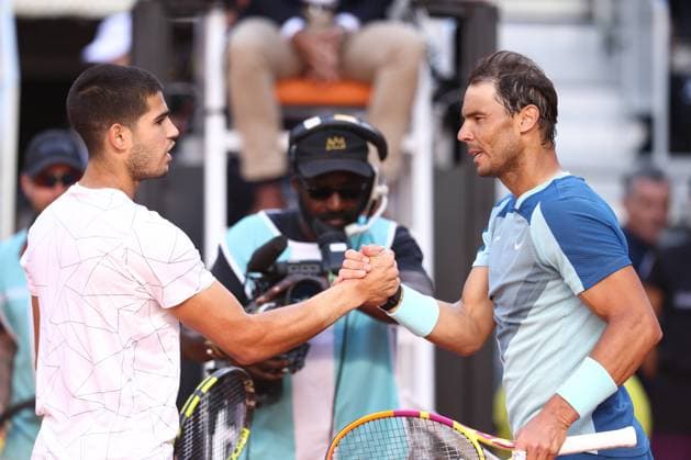 May 6, 2022, MADRID, MADRID, SPAIN: Carlos Alcaraz of Spain saludates to Rafael Nadal of Spain after winning during the Mutua Madrid Open 2022 celebrated at La Caja Magica on May 06, 2022, in Madrid, Spain. MADRID SPAIN - ZUMAa181 20220506_zaa_a181_190 Copyright: xOscarxJ.xBarrosox