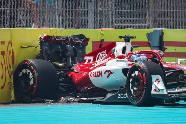 77 BOTTAS Valtteri (fin), Alfa Romeo F1 Team ORLEN C42, action, crash, accident, during the Formula 1 Crypto.com Miami Grand Prix 2022, 5th round of the 2022 FIA Formula One World Championship, WM, Weltmeisterschaft on the Miami International Autodrome, from May 6 to 8, 2022 in Miami Gardens, Florida, United States of America - F1 - MIAMI GRAND PRIX 2022 DPPI Panoramic  GOOD7369