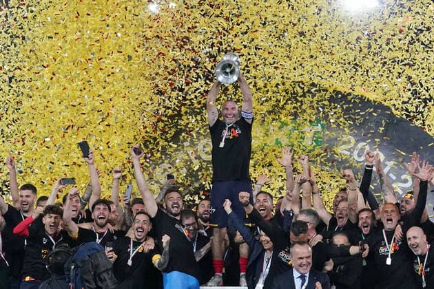 Bilder des Jahres 2022, Sport 05 Mai Sport Themen der Woche KW18 Sport Bilder des Tages May 6, 2022, Lecce, Italy: Lecce, Italy, Stadio Via del Mare, May 06, 2022, US Lecce celebrates for the championship victory with the cup during US Lecce vs Pordenone Calcio - Italian soccer Serie B match. Italian soccer Serie B match - US Lecce vs Pordenone Calcio, Lecce, Italy  - ZUMAl164 20220506_zsa_l164_326 Copyright: xEmmanuelexMastrodonatox