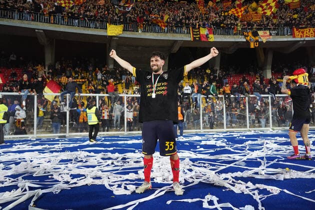Lecce v Pordenone - Serie B Arturo Calabresi (US Lecce) during the Italian soccer Serie B match US Lecce vs Pordenone Calcio on May 06, 2022 at the Stadio Via del Mare in Lecce, Italy Lecce Italy  Copyright: xEmmanuelexMastrodonatox originalFilename:livemedia-usleccev220506_np376.jpg
