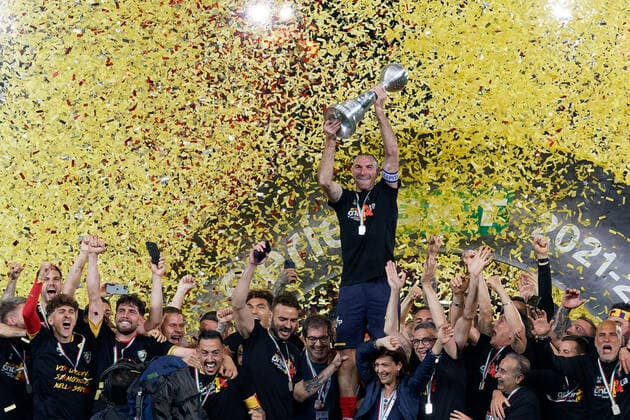 Mandatory Credit: Photo by Emmanuele Mastrodonato LiveMedia Shutterstock (12928563gf) Captain Fabio Lucioni (US Lecce) raises the cup to the sky for the victory of the Serie B 2021 2022 championship Italian soccer Serie B match US Lecce vs Pordenone Calcio, Stadio Via del Mare, Lecce, Italy - 06 May 2022 Italian soccer Serie B match US Lecce vs Pordenone Calcio, Stadio Via del Mare, Lecce, Italy - 06 May 2022  Copyright: xEmmanuelexMastrodonato LiveMedia Shutterstockx 12928563gf