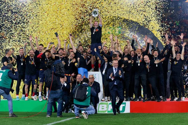 US Lecce v Pordenone Calcio - Serie B Captain Fabio Lucioni (US Lecce) raises the cup to the sky for the victory of the Serie B 2021 2022 championship during the Italian soccer Serie B match US Lecce vs Pordenone Calcio on May 06, 2022 at the Stadio Via del Mare in Lecce, Italy Lecce Italy  Copyright: xEmmanuelexMastrodonatox originalFilename:livemedia-usleccev220506_npNEI.jpg