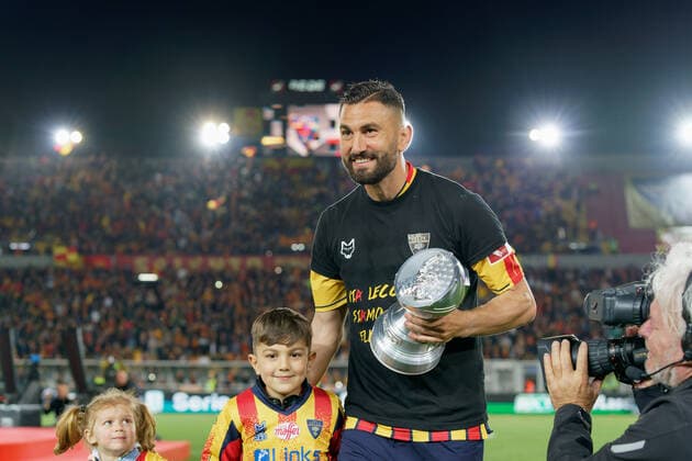 May 6, 2022, Lecce, Italy: Lecce, Italy, Stadio Via del Mare, May 06, 2022, Massimo Coda (US Lecce) with premio Pablito cup during US Lecce vs Pordenone Calcio - Italian soccer Serie B match. Italian soccer Serie B match - US Lecce vs Pordenone Calcio, Lecce, Italy - ZUMAl164 20220506_zsa_l164_948 Copyright: xEmmanuelexMastrodonatox