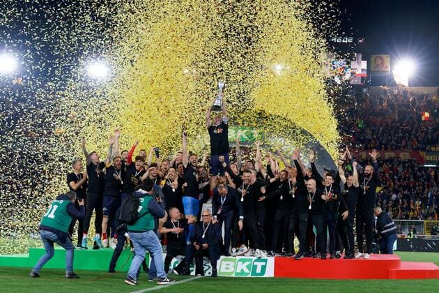 May 6, 2022, Lecce, Italy: Lecce, Italy, Stadio Via del Mare, May 06, 2022, Captain Fabio Lucioni (US Lecce) raises the cup to the sky for the victory of the Serie B 2021 2022 championship during US Lecce vs Pordenone Calcio - Italian soccer Serie B match. Italian soccer Serie B match - US Lecce vs Pordenone Calcio, Lecce, Italy - ZUMAl164 20220506_zsa_l164_953 Copyright: xEmmanuelexMastrodonatox