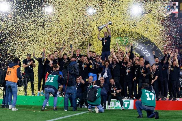 Captain Fabio Lucioni (US Lecce) raises the cup to the sky for the victory of the Serie B 2021 2022 championship during US Lecce vs Pordenone Calcio, Italian soccer Serie B match in Lecce, Italy, May 06 2022  Copyright: xEmmanuelexMastrodonatox xipa-agex xx 0