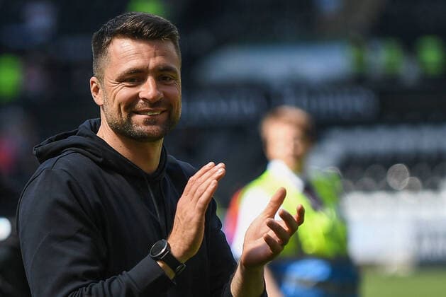 Fußball, Trainerhistorie Swansea City von 1947 bis heute Sky Bet Championship Swansea City v Queens Park Rangers Russell Martin manager of Swansea City applauds the supporters at the end of the game Swansea Swansea.com Stadium West Glamorgan United Kingdom Copyright: xMikexJones NewsxImagesx