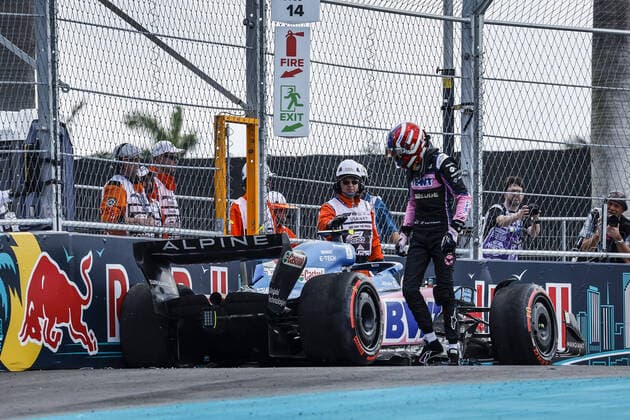 31 OCON Esteban (fra), Alpine F1 Team A522, action, crash, accident, during the Formula 1 Crypto.com Miami Grand Prix 2022, 5th round of the 2022 FIA Formula One World Championship, WM, Weltmeisterschaft on the Miami International Autodrome, from May 6 to 8, 2022 in Miami Gardens, Florida, United States of America - F1 - MIAMI GRAND PRIX 2022 DPPI Panoramic  _DEL9687