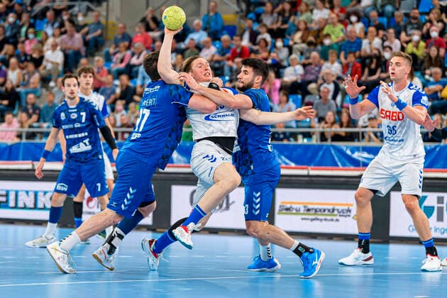 Bilder des Jahres 2022, Sport 05 Mai Sport Themen der Woche KW18 Sport Bilder des Tages Bietigheim, Deutschland 07. Mai 2022: 2. BL - 21 22 - SG BBM Bietigheim vs. VfL Gummersbach v. li. im Zweikampf Jonathan Fischer (Bietigheim), Ole Pregler (Gummersbach), Juan de la Pena (SG BBM Bietigheim) Bietigheim-Bissingen Egetrans Arena Baden-Württemberg Deutschland *** Bietigheim, Germany 07 May 2022 2 BL 21 22 SG BBM Bietigheim vs VfL Gummersbach v li in duel Jonathan Fischer Bietigheim , Ole Pregler Gummersbach , Juan de la Pena SG BBM Bietigheim Bietigheim Bissingen Egetrans Arena Baden Württemberg Germany
