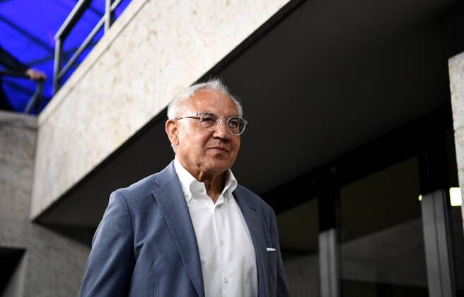 Fussball, Herren, 1. Bundesliga, Saison 2021 22, (33. Spieltag), Hertha BSC - 1. FSV Mainz 05, Trainer Felix Magath (Hertha BSC) nach den Interviews nach dem Spiel auf dem Weg in die Kabine, 07.05. 2022, *** Football, men, 1 Bundesliga, season 2021 22, 33 matchday , Hertha BSC 1 FSV Mainz 05, coach Felix Magath Hertha BSC after the post-match interviews on the way to the dressing room, 07 05 2022, Copyright: xSebastianxRäppold MatthiasxKochx
