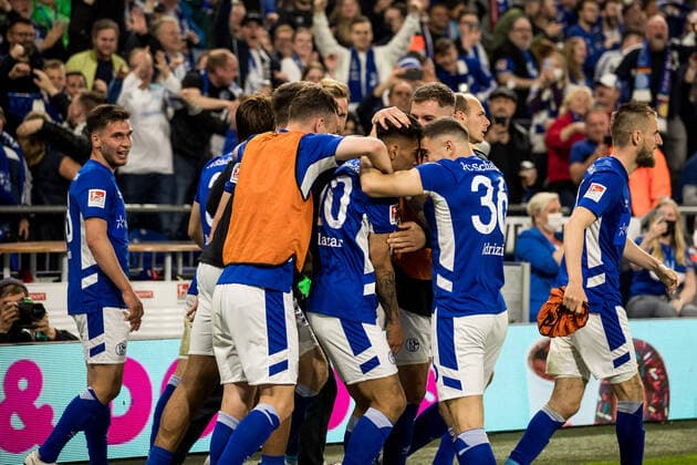 2 Football Bundesliga FC Schalke 04 FC St Pauli 07 05 2022 Cheers to 3 2 by Rodrigo Zalazar Martinez FC Schalke 04, 10 2 Football Bundesliga, FC Schalke 04 FC St Pauli, Gelsenkirchen, VELTINS Arena DFL REGULATIONS PROHIBIT ANY USE OF PHOTOGRAPHS AS IMAGE SEQUENCES AND OR QUASI VIDEO Copyright: xBEAUTIFULxSPORTS Wunderlx