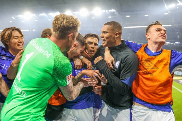 07 05 2022, football, season 2021 2022, 2 Bundesliga, 33 matchday, FC Schalke 04 FC St Pauli, v l Rodrigo Zalazar FC Schalke 04 , Malick Thiaw FC Schalke 04 , Andreas Vindheim FC Schalke 04 photo Tim Rehbein RHR FOTO Gelsenkirchen Veltins Arena NRW Germany xRHR FOTO TRx