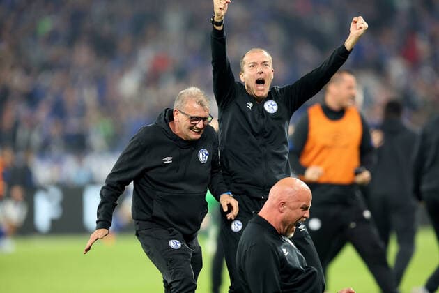 The coaching team is happy about the goal to 3 2 by Rodrigo Zalazar FC Schalke 04 and promotion to the 1 Bundesliga at the match of the 2 BL season 2021 22 FC Schalke 04 FC St Pauli Copyright Thomas Pakusch
