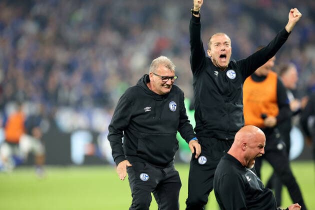 The coaching team is happy about the goal to 3 2 by Rodrigo Zalazar FC Schalke 04 and promotion to the 1 Bundesliga at the match of the 2 BL season 2021 22 FC Schalke 04 FC St Pauli Copyright Thomas Pakusch