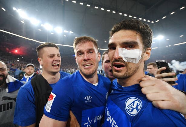 Schalke fans storm the pitch after the final whistle to celebrate Simon Terodde FC Schalke 04 and Marcin Kaminski Schalke 04 , re 07 05 2022, Football GER, season 2021 2022, 2 Bundesliga, 33 matchday, FC Schalke 04 FC St Pauli photo Maik Hölter TEAM2sportphoto Gelsenkirchen Nordrhein Westfalen Germany Team2
