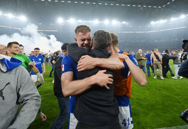 Schalke fans storm the pitch after the final whistle to celebrate Simon Terodde FC Schalke 04 07 05 2022, Football GER, 2021 2022 season, 2 Bundesliga, 33 match day, FC Schalke 04 FC St Pauli photo Maik Hölter TEAM2sportphoto Gelsenkirchen Nordrhein Westfalen Germany Team2
