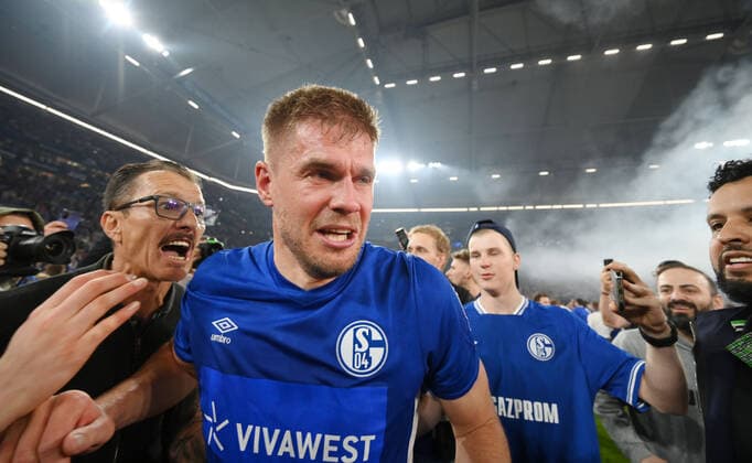 Schalke fans storm the pitch after the final whistle to celebrate Simon Terodde FC Schalke 04 07 05 2022, Football GER, 2021 2022 season, 2 Bundesliga, 33 match day, FC Schalke 04 FC St Pauli photo Maik Hölter TEAM2sportphoto Gelsenkirchen Nordrhein Westfalen Germany Team2