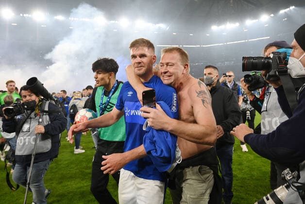 Schalke fans storm the pitch after the final whistle to celebrate Simon Terodde FC Schalke 04 07 05 2022, Football GER, 2021 2022 season, 2 Bundesliga, 33 match day, FC Schalke 04 FC St Pauli photo Maik Hölter TEAM2sportphoto Gelsenkirchen Nordrhein Westfalen Germany Team2