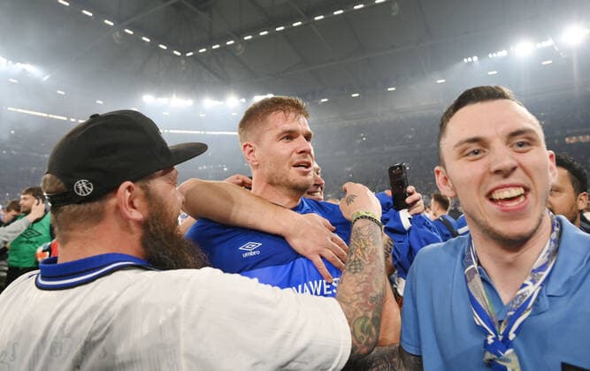 Schalke fans storm the pitch after the final whistle to celebrate Simon Terodde FC Schalke 04 07 05 2022, Football GER, 2021 2022 season, 2 Bundesliga, 33 match day, FC Schalke 04 FC St Pauli photo Maik Hölter TEAM2sportphoto Gelsenkirchen Nordrhein Westfalen Germany Team2